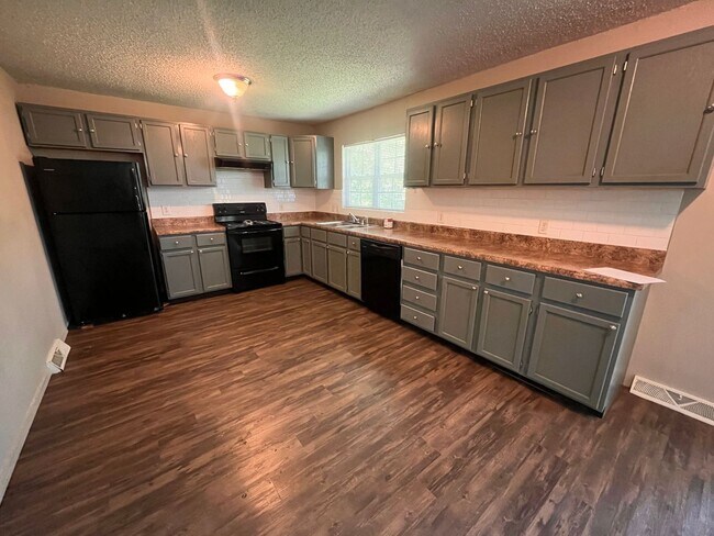 Building Photo - Brentwood 3 bedroom & 2 bathroom home, Huge Fenced Yard