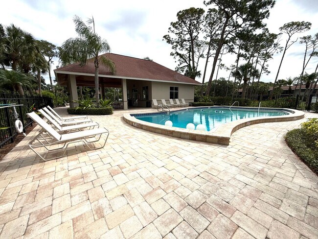 Building Photo - Charming 2-Bed/1-Bath First-Floor Condo in Gated Sarasota Community!