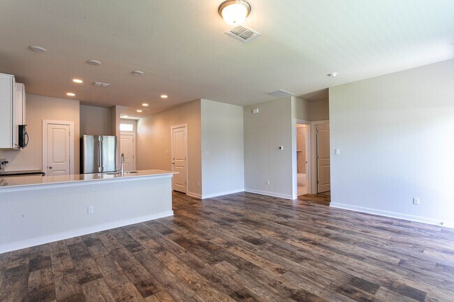 Building Photo - Beautiful 3 Bedroom, 3 Bathroom Home in Ro...