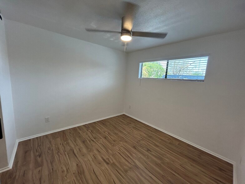 Building Photo - 2122 S Granada Dr