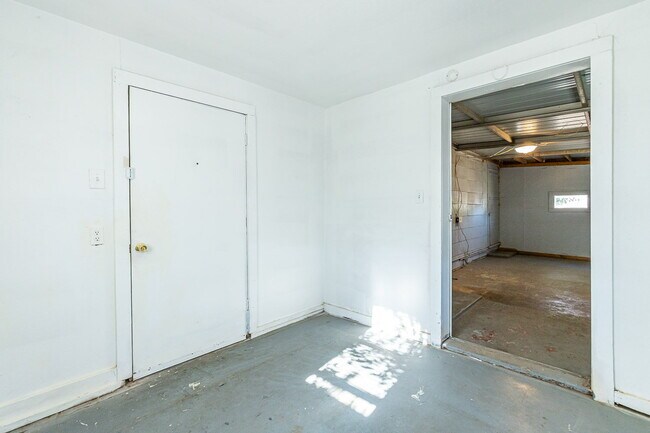 Building Photo - Lots of space!!