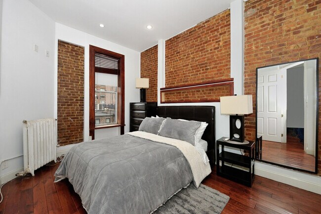 Building Photo - 7 W 82 St