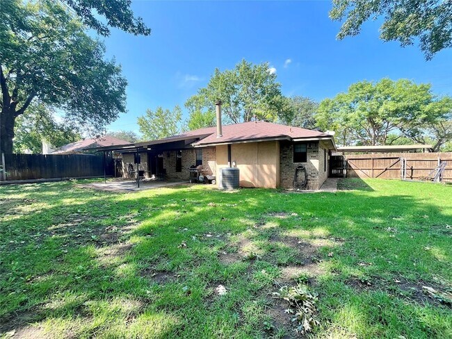 Building Photo - 1328 Kings Row