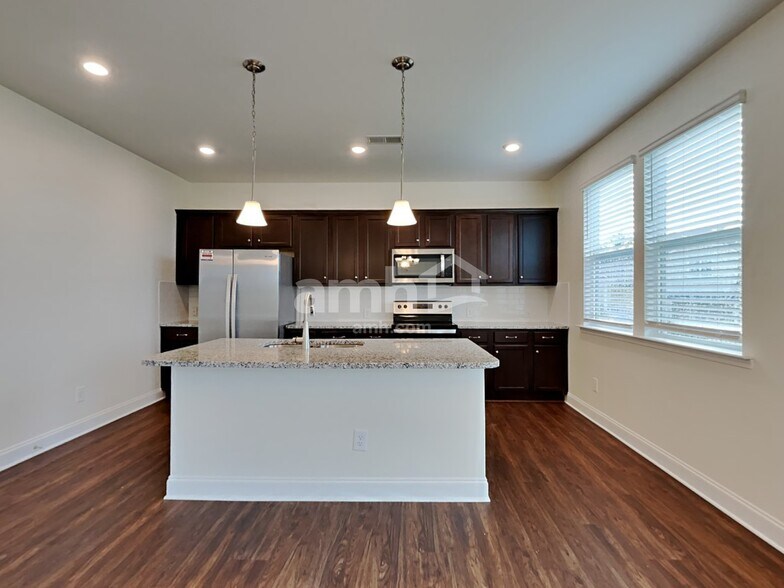 Building Photo - 153 Larragan Dr