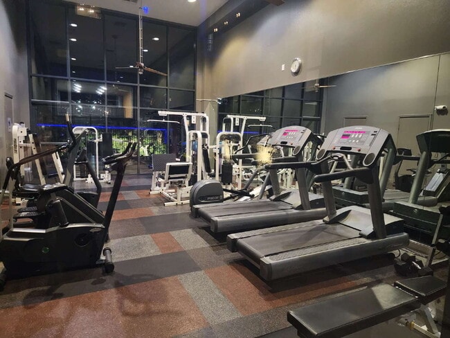 Building Photo - Downtown Loft living in Little Italy