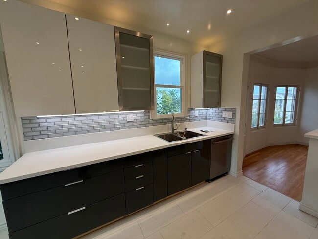 Building Photo - 1035 Meadowbrook Ave