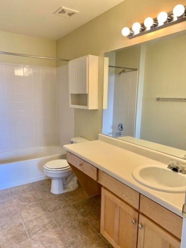 Building Photo - Beautiful Townhome in South Ft Collins!