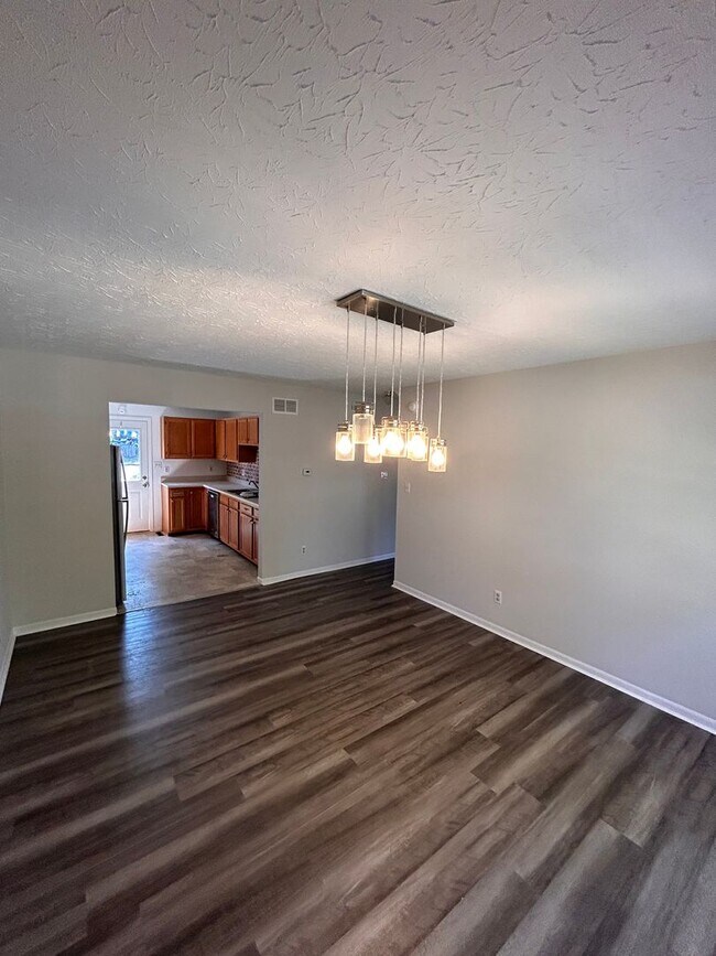 Building Photo - DELHI - Spacious 3 bed 2 bath on quiet street