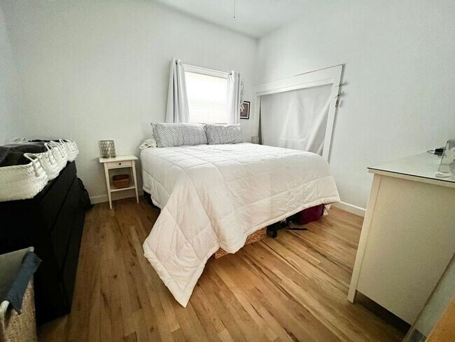 Building Photo - Update 4 Bed 2 Bath House in Old Town! Ava...