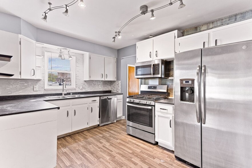 Building Photo - 25346 Fairway Dr