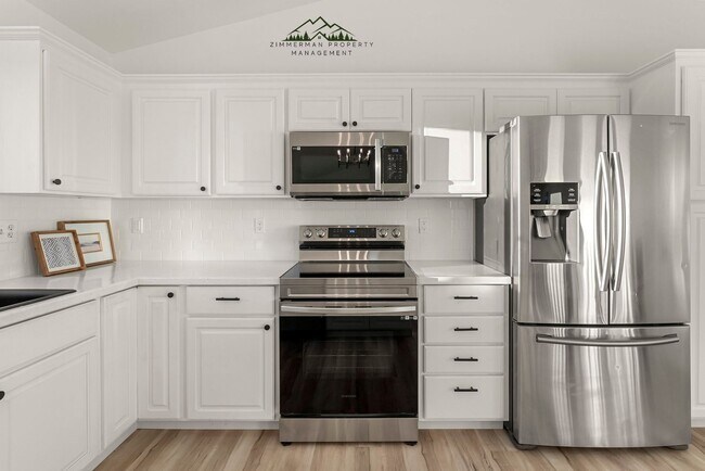 Building Photo - 4 bedroom 2.5 bathroom home with Panoramic views!