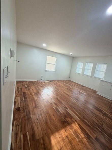 Building Photo - 592 Brookline St