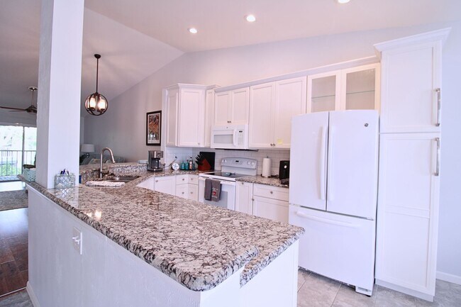 Building Photo - FURNISHED LONG TERM OR SEASONAL RENTAL WALKING DISTANCE TO MERCATO