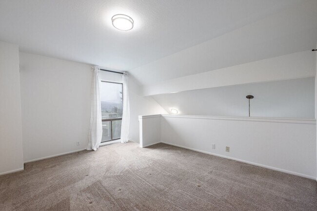 Building Photo - Conveniently Located Racquet Club Condo