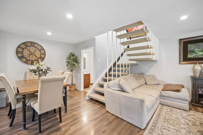 Building Photo - 3 bed 2 bath move-in ready unit.