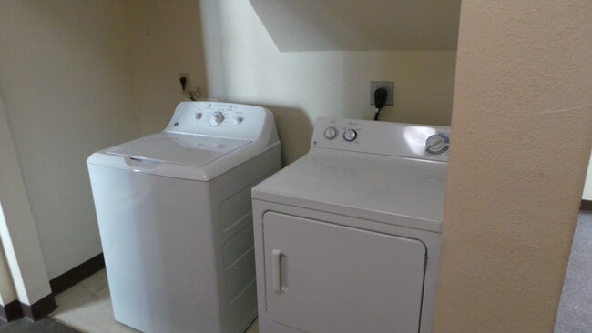 Building Photo - 158 S Cottage St