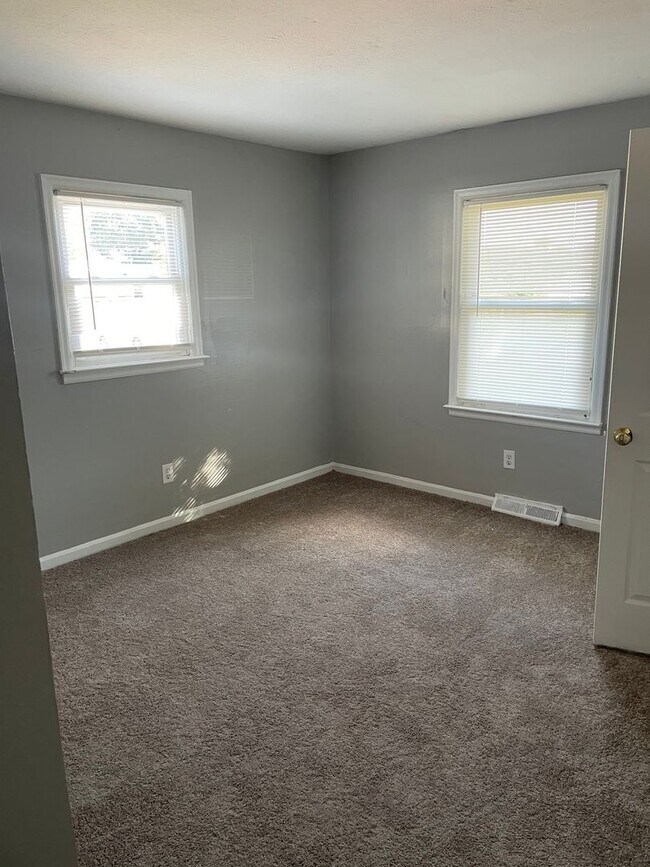 Building Photo - 3 bedroom 1 bath house