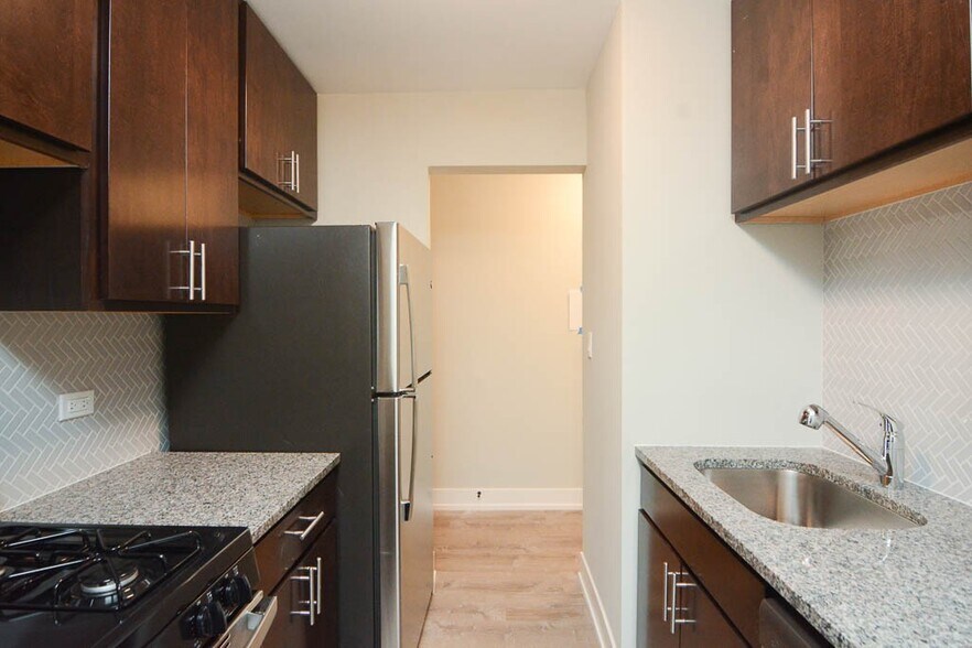 Building Photo - 533 W Surf St