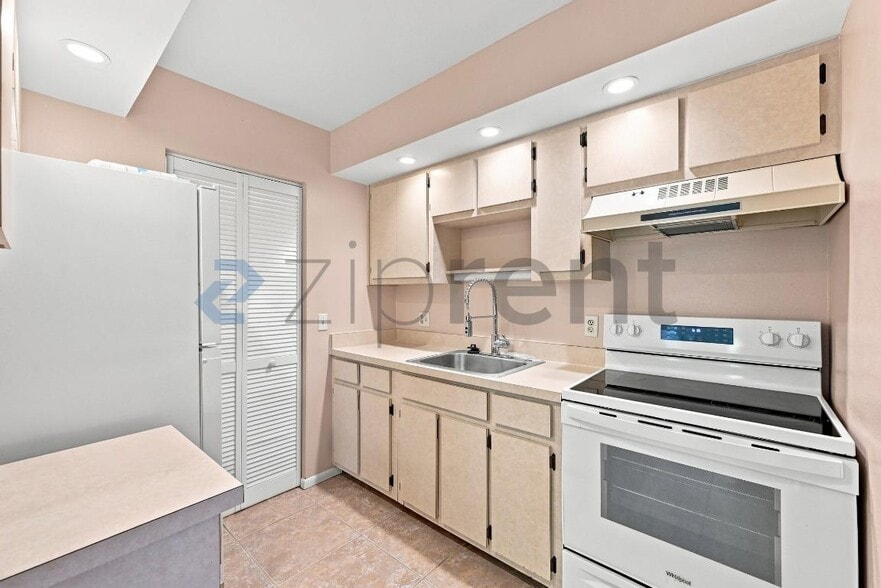 Building Photo - Unit 14