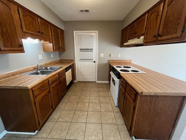 Building Photo - Renovated 3 Bedroom 2 Bath Home with 1 Car Garage!