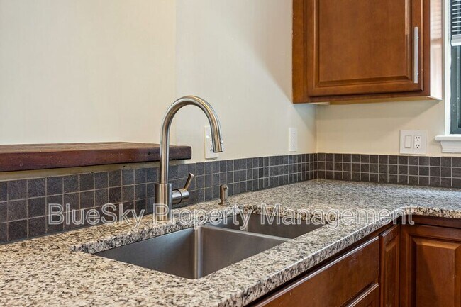 Building Photo - 1676 Royal Oak Ct