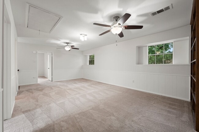 Building Photo - 16815 Memorial Oaks Ln