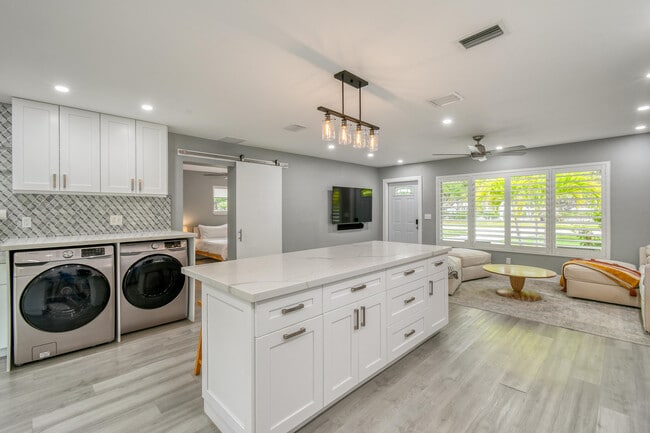 Building Photo - 400 Tequesta Dr