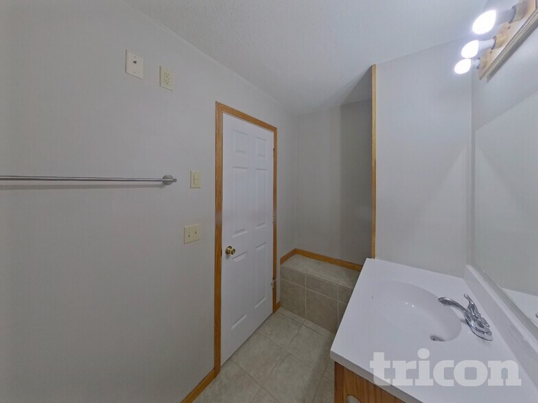 Building Photo - 2144 Sherwood Ave