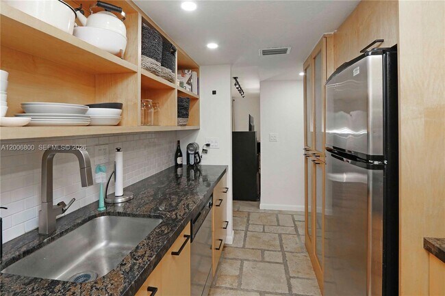 Building Photo - 9394 SW 77th Ave