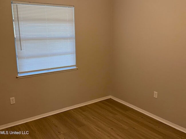 Building Photo - 609 Academy Dr