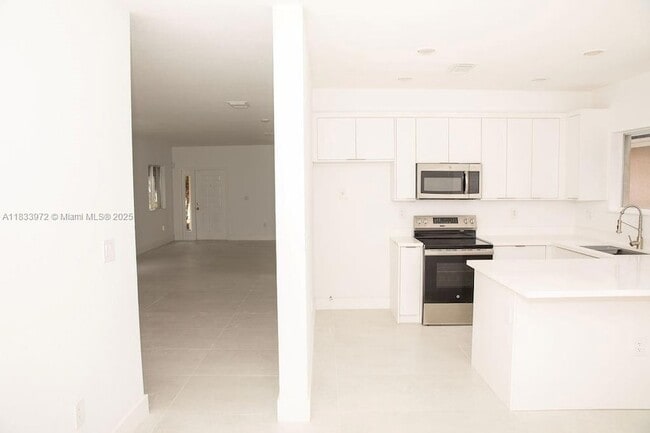 Building Photo - 273 SE 32nd Ave