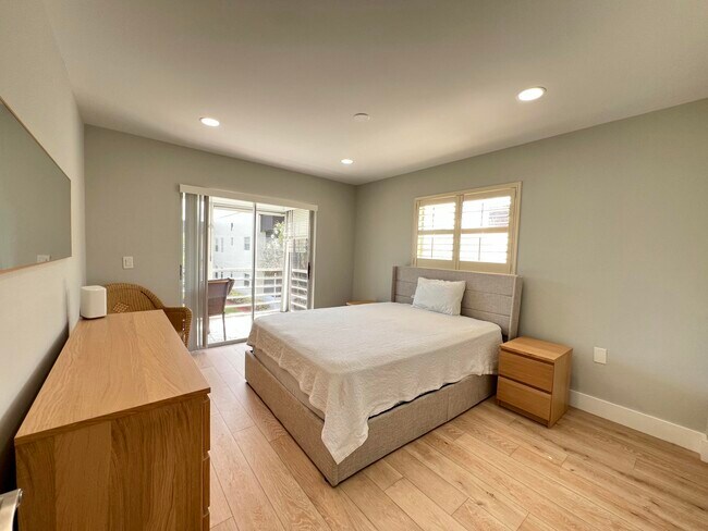 Building Photo - 698 Normandy Ln