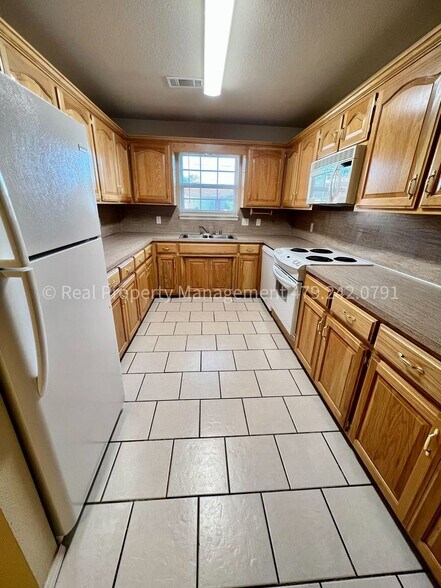 Building Photo - 207 H St