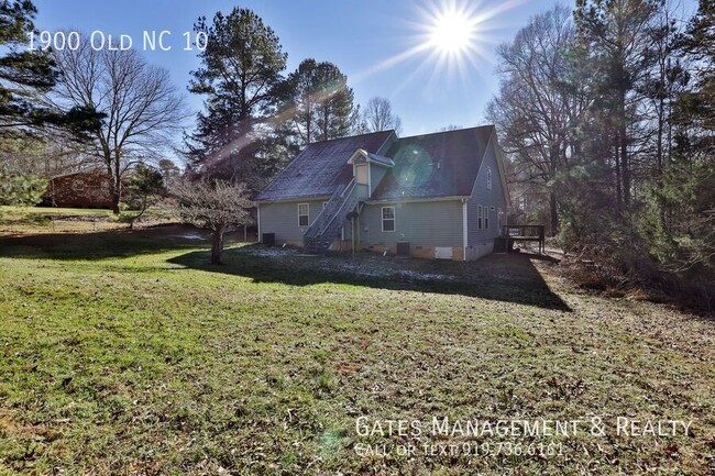 Building Photo - Cute Duplex unit on Old NC10 in Hillsborough