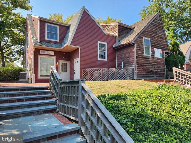 Building Photo - 295 N Sycamore St