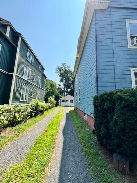 Building Photo - 10 Valley St