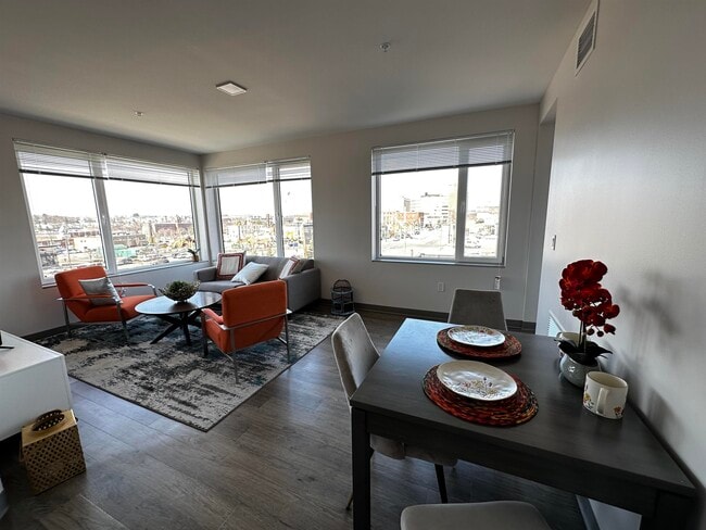 Building Photo - 409 Elm St