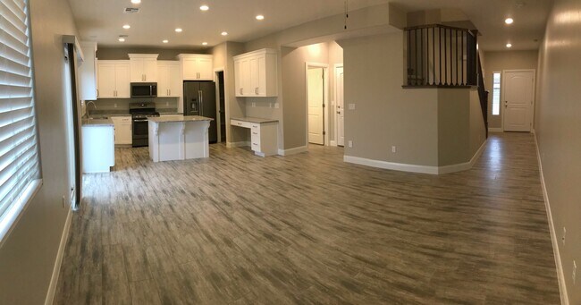 Building Photo - Like New Townhouse in St. George!