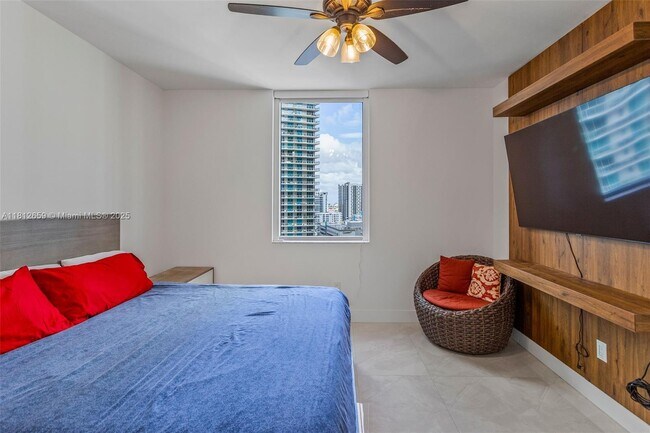 Building Photo - 1060 Brickell Ave