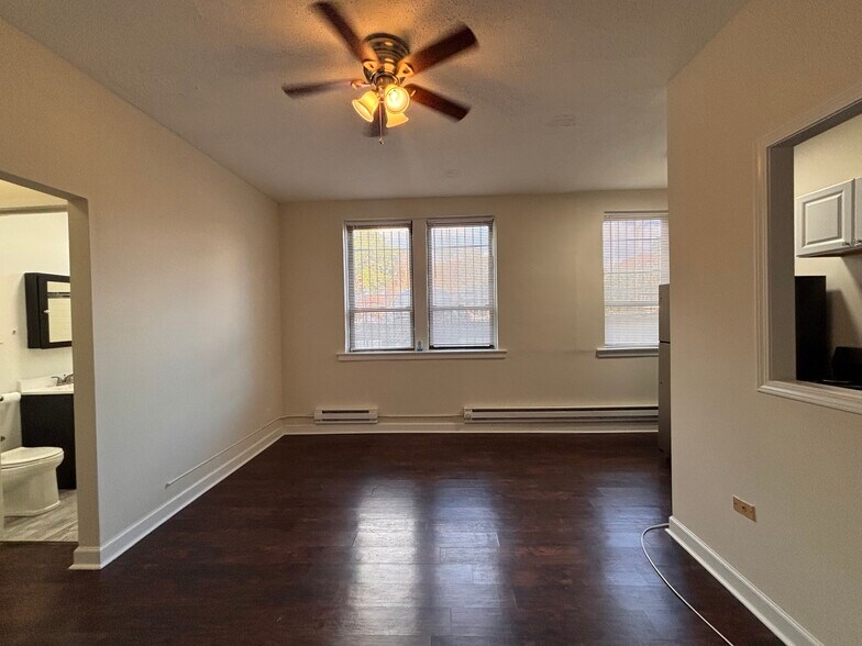 Building Photo - 3346 N Marshfield Ave