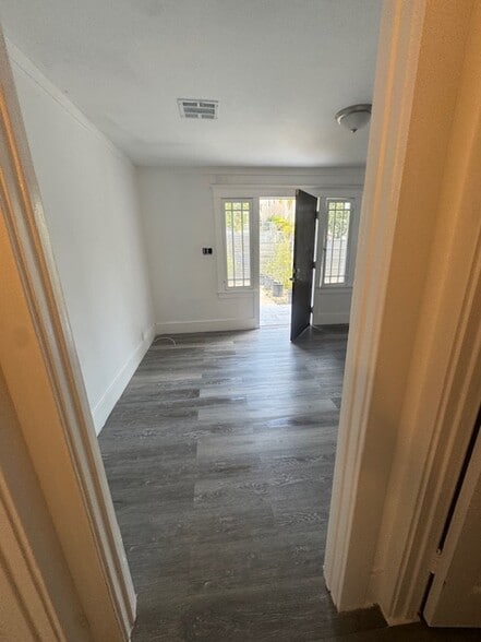 Building Photo - 1617 Barry Ave