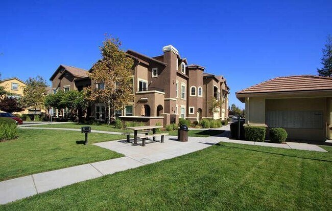 Building Photo - 2 Bed | 2 Bath | 1375 SF | Private 2 Garage | Loft Style Condominium | Owner pays WS&G