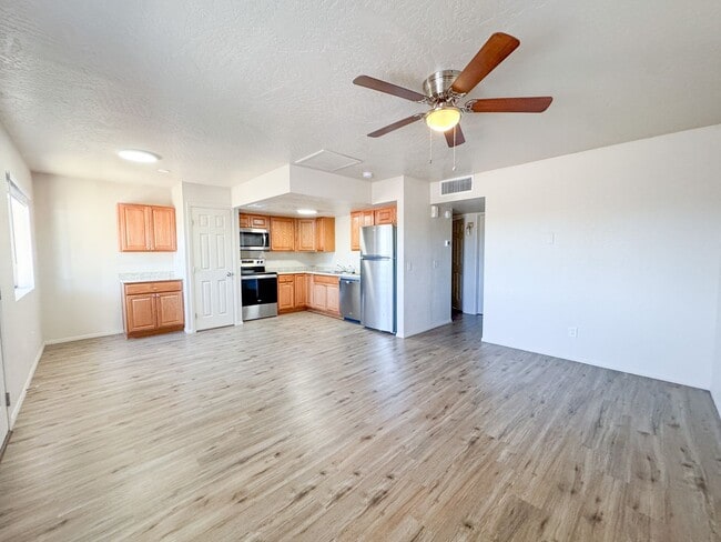 Building Photo - FOUR-PLEX SINGLE LEVEL APARTMENT - CLARKDALE