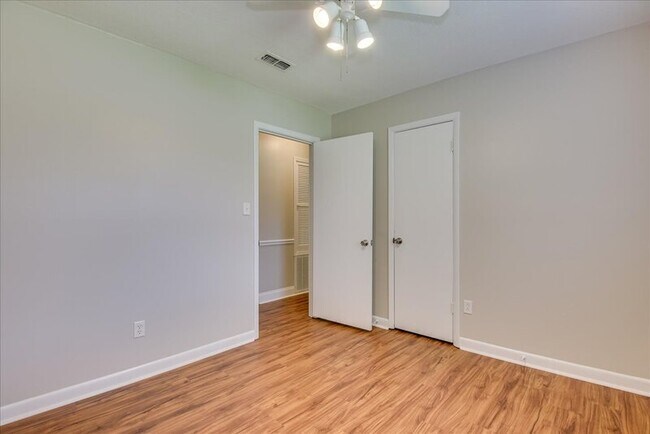 Building Photo - 608 Cedarwood Ct