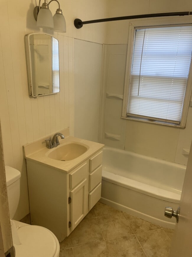 Building Photo - 1658 N Bluff St