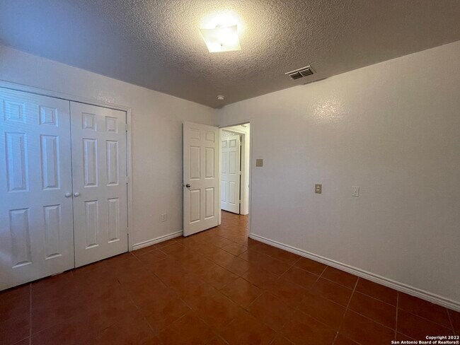 Building Photo - 1721 Quintana Rd