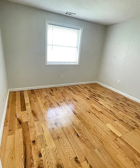 Building Photo - Fully Renovated 4-Bedroom Townhouse Available for Rent!