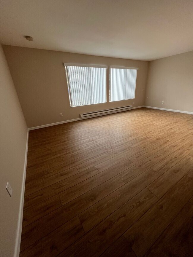 Building Photo - Secure Entry Downtown Living in the Heart of Everett