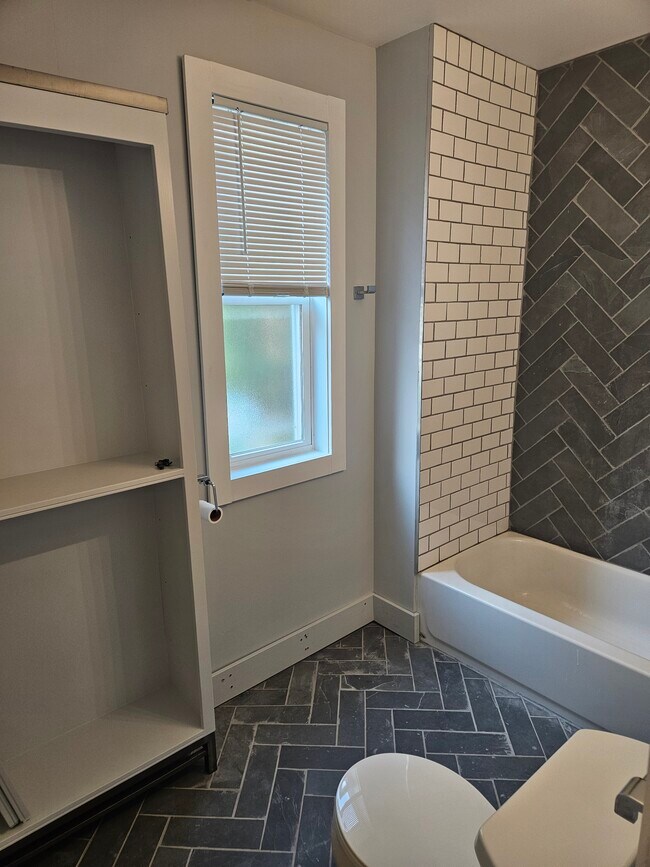 Building Photo - 1331 6th St NE