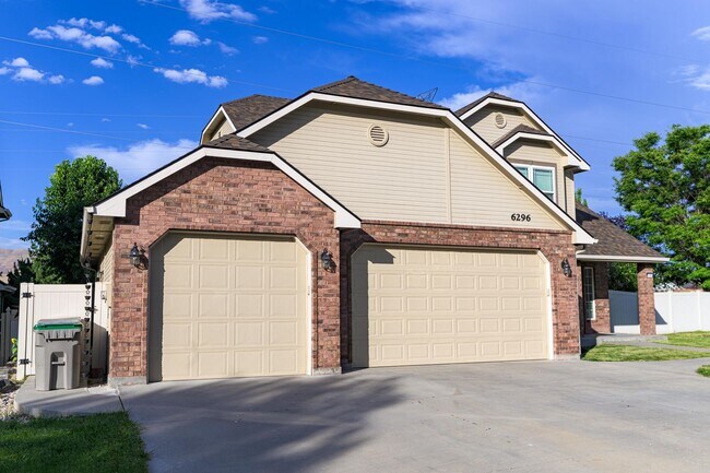 Building Photo - Private Oasis with Panoramic Mountain Views – 4 BR Plus Bonus Room / Office